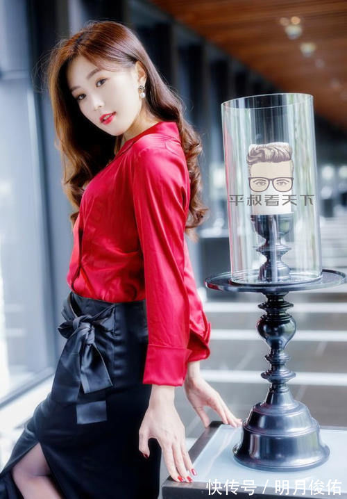 身材|美女穿搭:小姐姐爱穿红色休闲衬衫配紧身黑色开叉裙,性感妩媚,熟女风超吸引人!