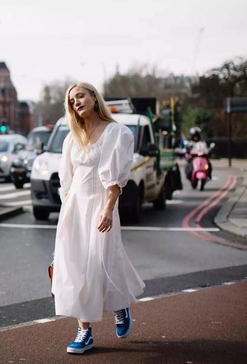 仙女裙+运动鞋=今年最潮穿法，不挑年纪不挑身材，谁穿谁好看