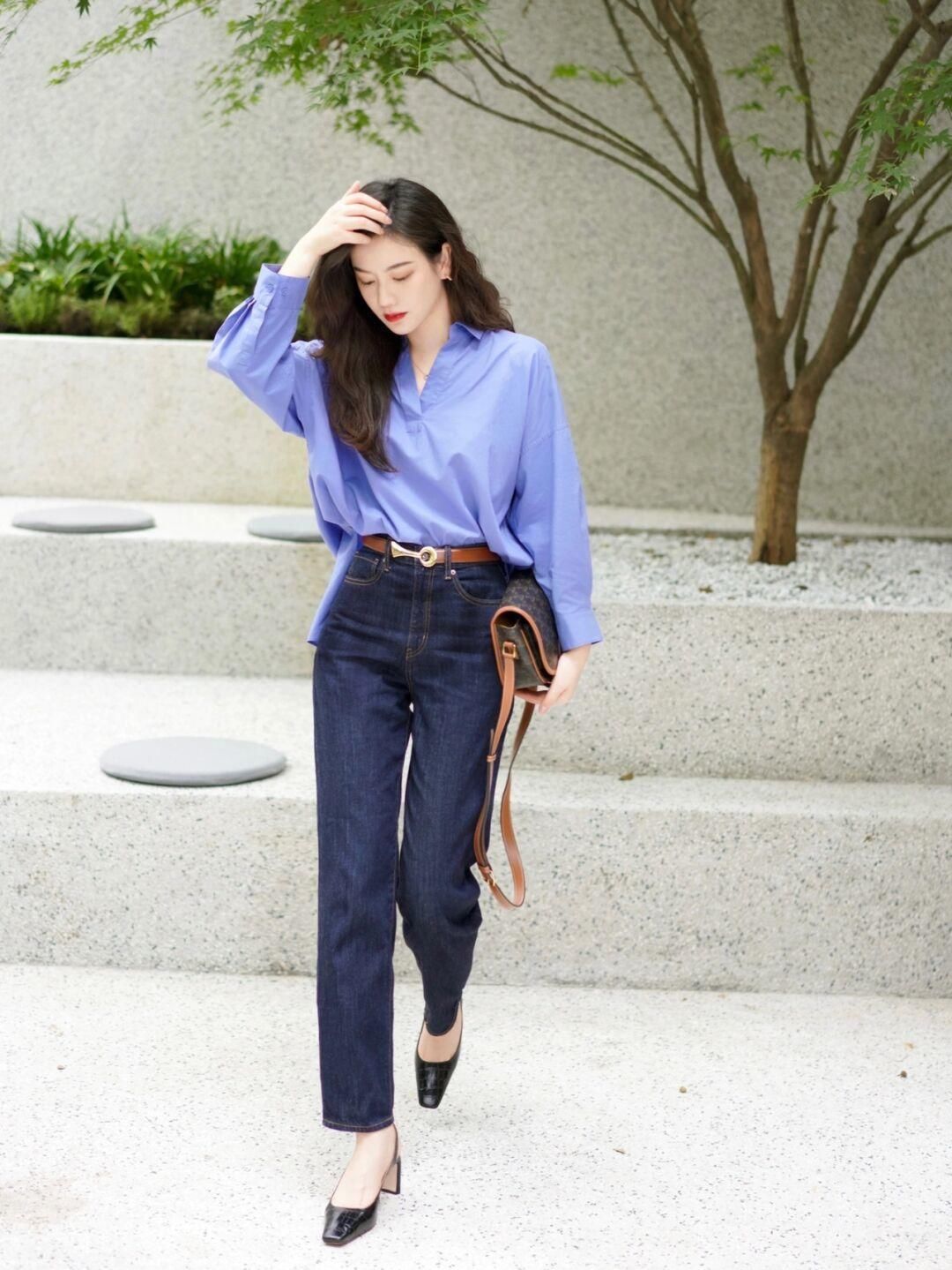 牛仔裤|针织衫选对颜色很重要，浅紫色针织衫+灰色运动裤，温柔又气质