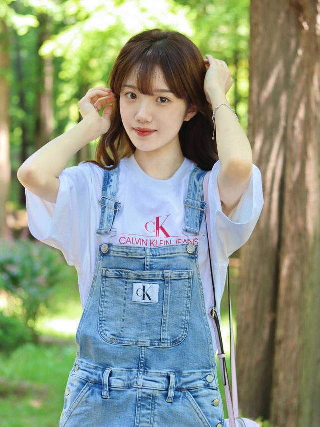 背带裙|牛仔背带裙小个子穿起来超时髦了!内搭白色短袖T恤,好看又减龄