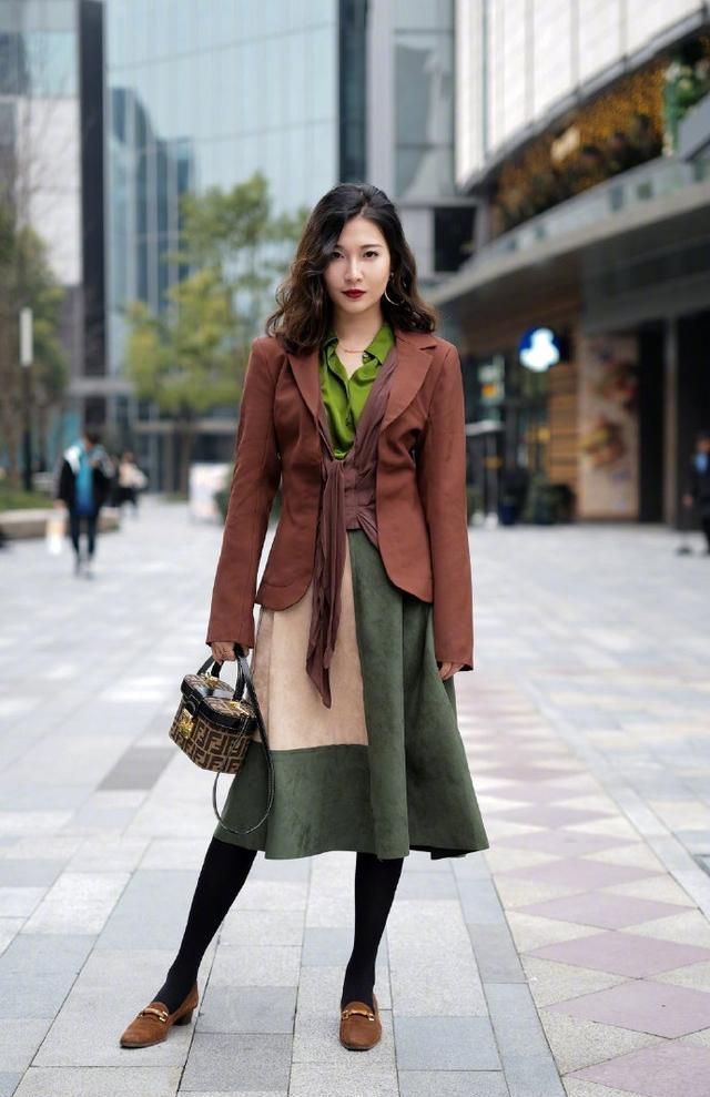 街拍青春洋溢的紧身裙美女,彰显潮流的气息