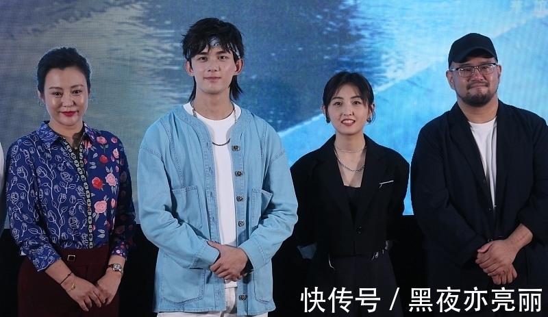 搭配|别看吴磊年纪不大可时尚感却不差,一身打扮挺有漫画少年样,真帅