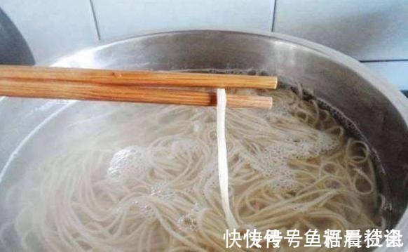 面条|煮面条，开水下锅是错！面馆老板这么煮，面条爽滑筋道，不粘不坨