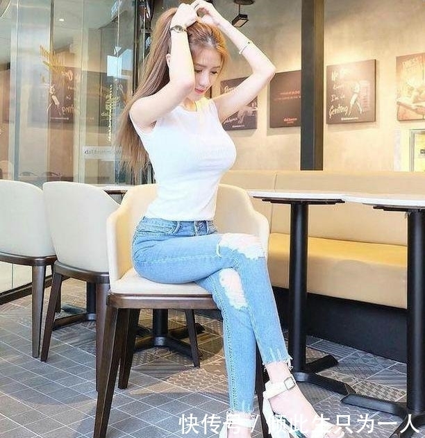 时尚街拍:随性甜美的紧身牛仔裤小姐姐,富有