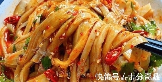 最近我家没少吃这菜，不炒不炖，上锅蒸熟，撕成条，拌上料汁，真香