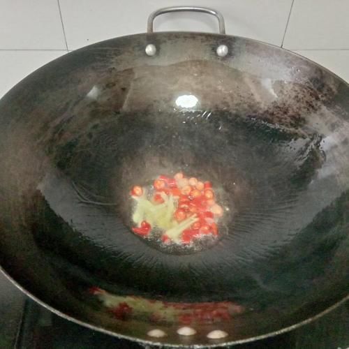 香芹炒猪耳，脆嫩可口，美味下饭菜