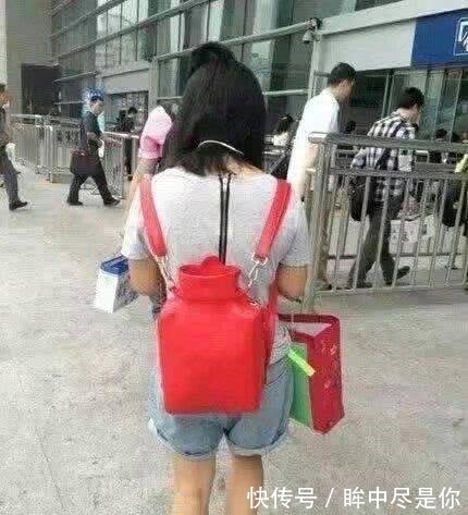 |搞笑图片幽默段子笑话: 妹子衣服创意不错,就是下雨天尴尬