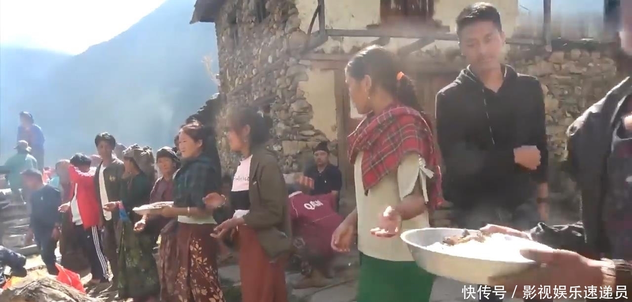 农村|尼泊尔农村大型酒席,场面壮观,只吃一个菜咖喱羊肉配米饭