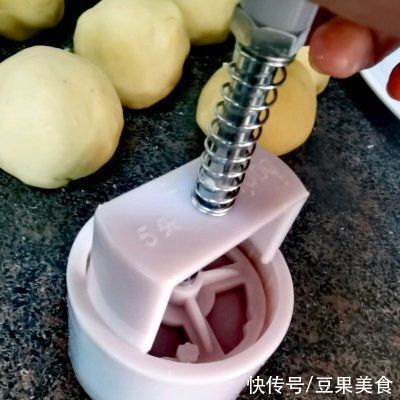 做法|这么好吃的绿豆饼做法，现在知道还不晚