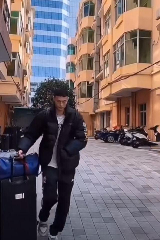 周鹏|广东宏远兵发佛山!周鹏抢镜,阿联又瘦了,汤杰低调,赵睿缺阵