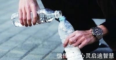 氧化钙|3岁儿子吃了半包干燥剂,妈妈一个举动救了娃,医生:比我还高明