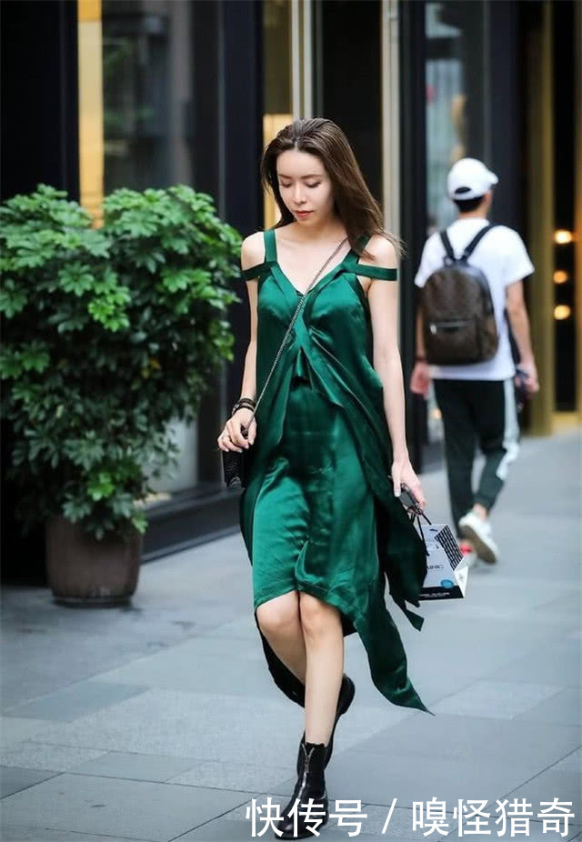 街拍:时尚辣妈“孔雀绿”连衣裙,转身的那一刻,让人停止了呼吸
