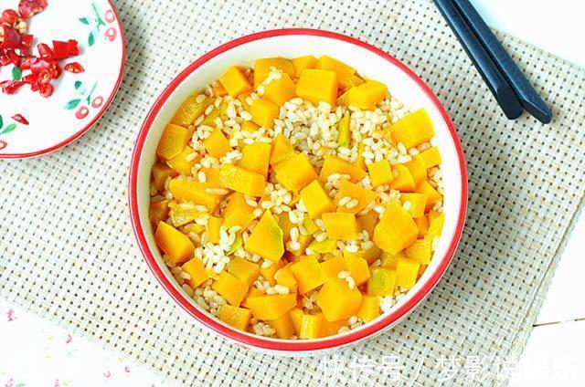 南瓜丁|秋天减肥,别再吃黄瓜啦!此菜是“减肥王”,清爽解暑,比肉还香
