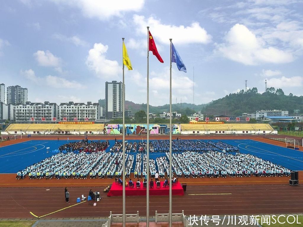 给学生跳霹雳舞的教育局长回应：跳舞纯属即兴，服务好学校学生，是“教育人”的本分