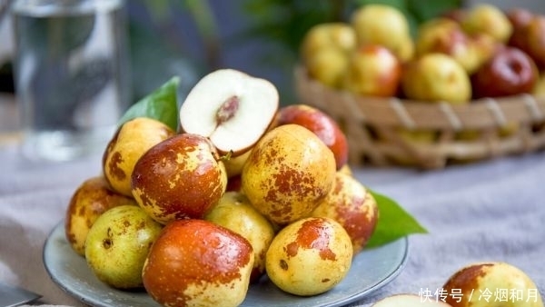 冬枣的颜色|买冬枣时,挑个头大还是个头小?果农教您正确方法,别再挑错了