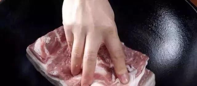 不腻|做红烧肉别再用酱油和啤酒了,用它炖,入口即化,一点都不腻!