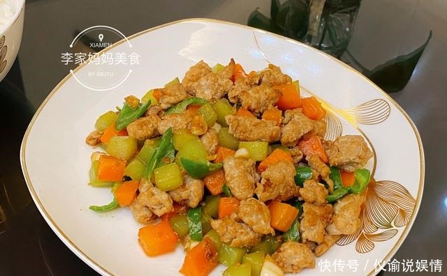 夫妻俩的简易晚餐,2菜1汤花不到30块,网友:简单家常不奢华