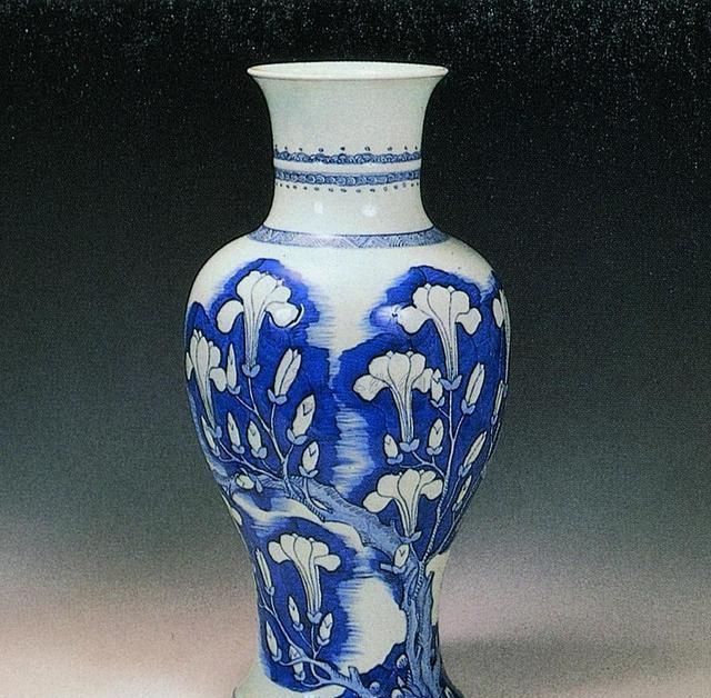 观音尊!不多见的康熙观音尊,造型拥有独特的美感,可惜民间真货并不多