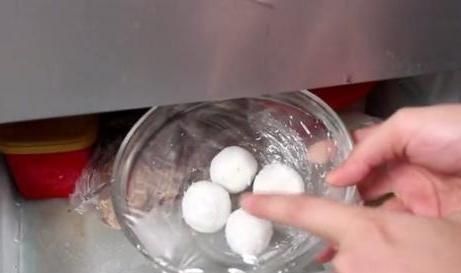 衣服|衣服越洗越黄,妈妈教我放2粒这东西,洗完衣服又白又新,贼干净