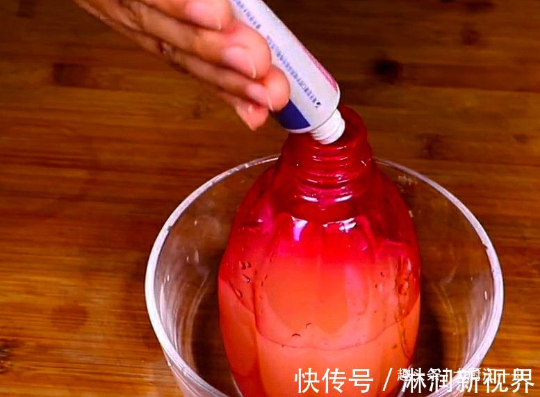 把一个牙膏挤在生姜上,真是太实用了,许多人不知道,看完试试吧