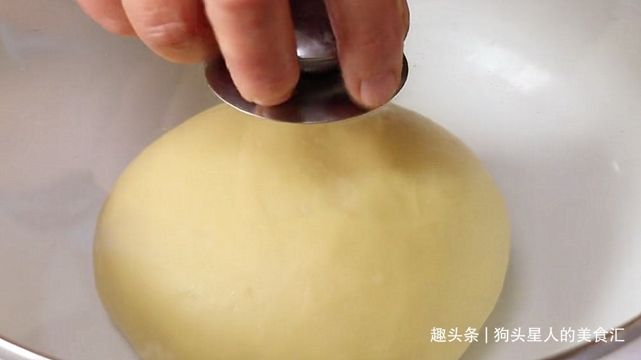 想吃面包不用出去买了,教你在家做,金黄酥脆会拉丝,柔软香甜