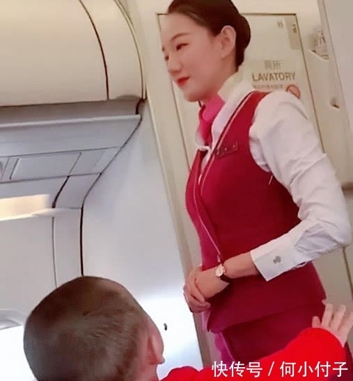 抱抱|“坐飞机宝宝”看到空姐求抱抱走红,网友:随他爹随他爹!