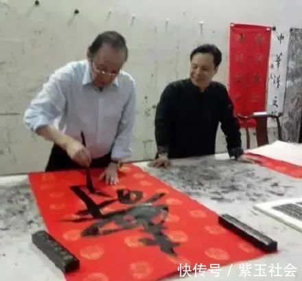 张铁林@歌唱家杨洪基秀书法,网友盛赞功底深厚,用笔古今互用,洒脱飘逸