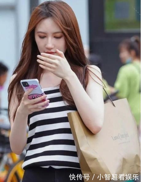 t恤 吊带衫搭高腰牛仔裤,简单又时尚,休闲洒脱显气质