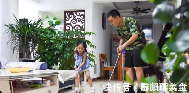 积极性|爸爸让儿子洗香菇,萌娃直接“抛光”,爸爸在一旁哭笑不得