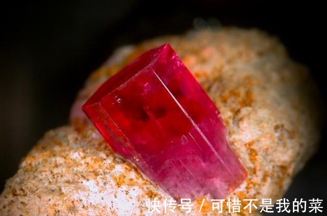 钒祖母绿 珠宝的种类繁多,这6种冷门又特别的宝石,你见过几种!