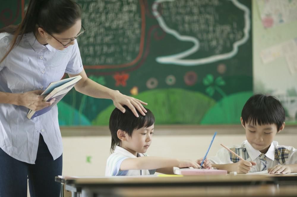 张文宏：初中生每天要睡九小时，高中八小时，现实是小学都难实现