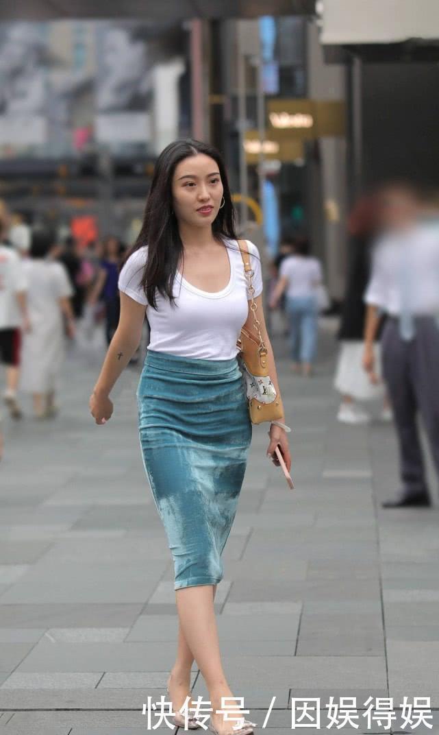 凉鞋|白色T恤加蓝色丝绒半身裙,搭配水晶高跟凉鞋,穿出知性优雅