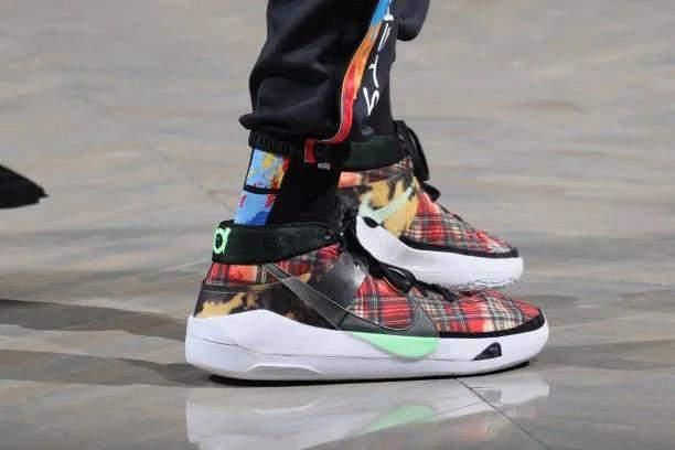 NBA球员上脚：Kobe9全明星配色，范乔丹的闪击7很帅