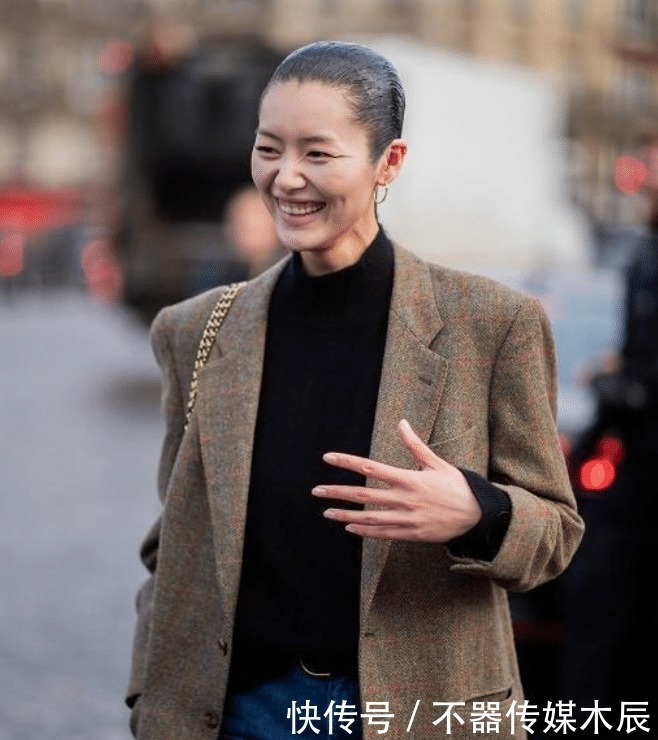 刘雯可真会玩,明明穿西装很高级,却要搭配紧贴头皮的大油头好丑