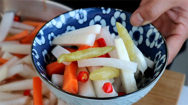 泡椒萝卜条|难怪酒店泡椒萝卜条那么好吃,原来诀窍如此简单,酸辣脆爽超好吃