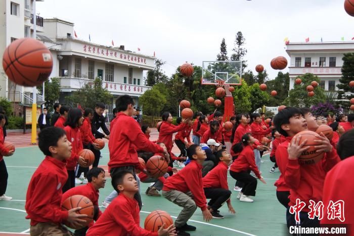 新运动场|云南边境中学获捐新运动场 学生体验独特篮球课堂