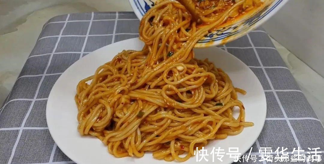 好吃|我家面条就爱这么吃，筷子一搅，做出创意凉拌面，比凉皮劲道好吃