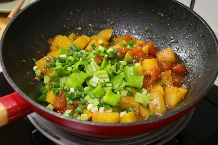 2个土豆加2个西红柿，简单一烧，比肉还好吃