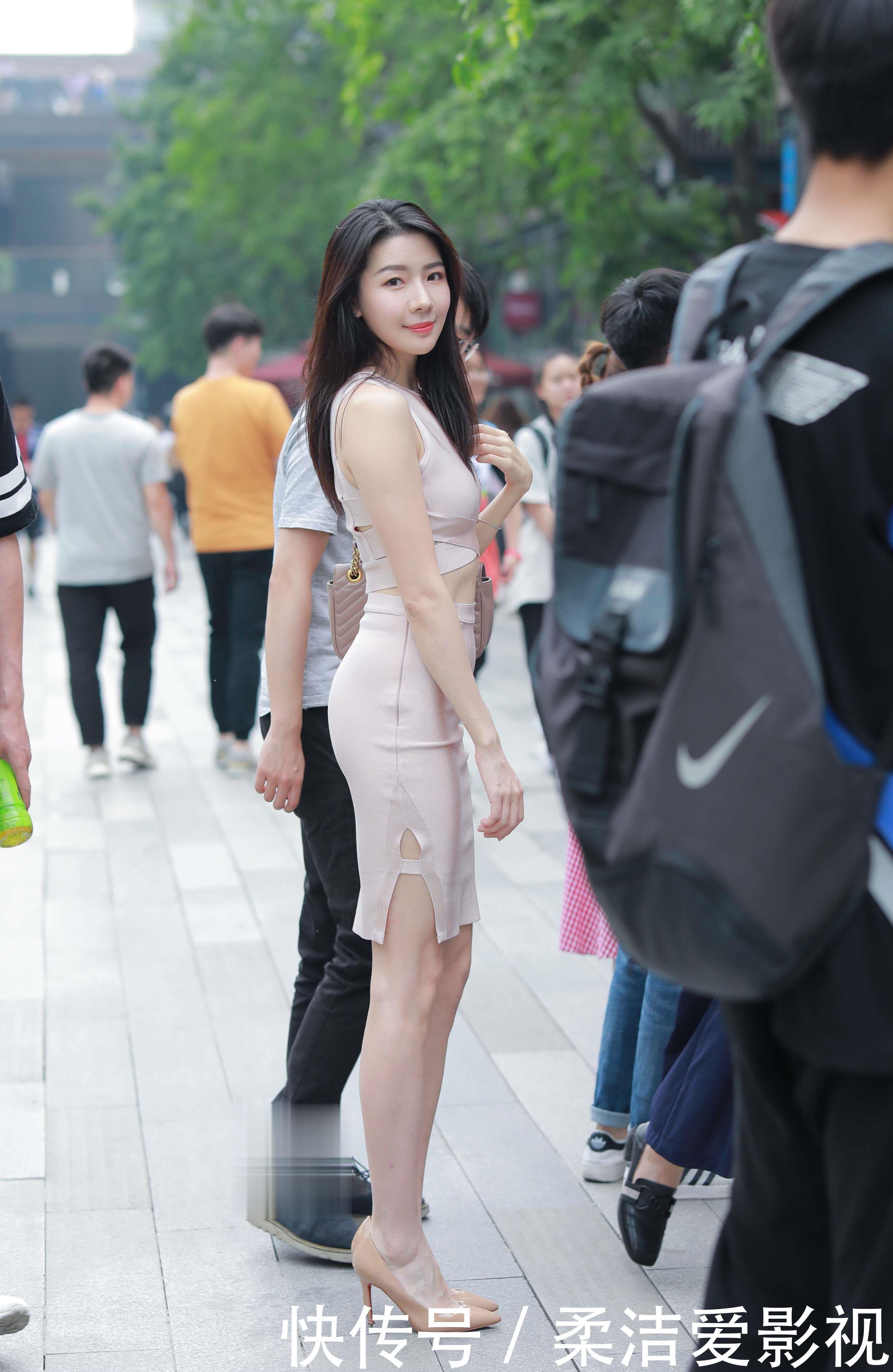 街拍:香槟色的连衣裙小姐姐,分段式设计凸显层次感!