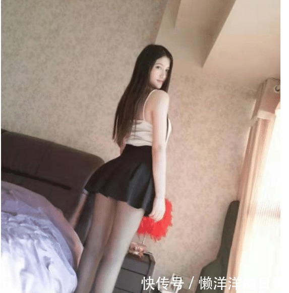 黑色|吊带背心搭配黑色短裙,长发姐姐很有魅力