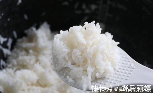 松软|煮米饭只会放清水可不行,学会饭店这一招,米饭香甜又松软,好吃