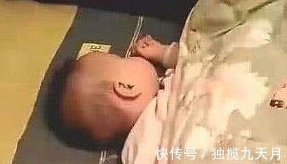 小宝宝|萌哒哒小宝宝踢被子,掀开被子顿时被惊艳,妈妈:走位风骚!