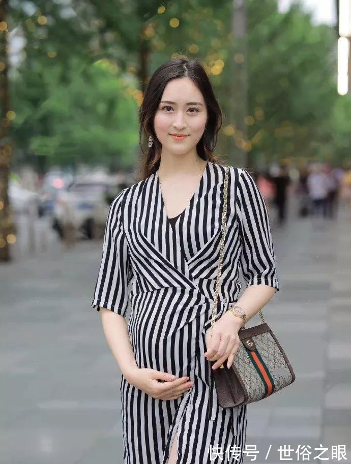 笑容|气质准妈妈,时髦的穿搭,展现最“慈祥”的笑容