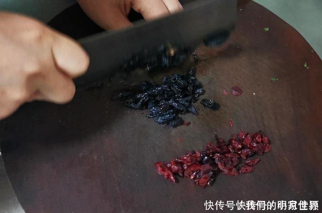 1碗玉米面，2个鸡蛋，不蒸不烤，松软香浓，孩子天天都想吃！