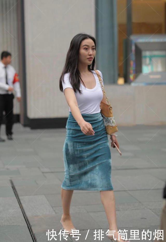 白绿色系搭配是“经典”,包臀裙加简洁的白色上衣,复古感满满
