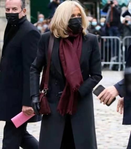 法国夫人太温柔！卫衣搭长裤简约风，亲小25岁老公额头像亲小孩