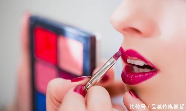 不管涂什么口红别直接抿,教你3个口红小技巧,时刻做精致女人