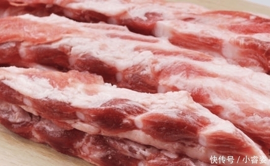 买排骨时,聪明人见到这些排骨会扭头走,“买一斤送一斤”也不要