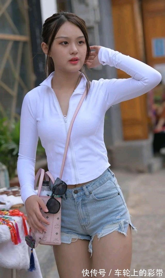 帆布鞋 运动衫加牛仔短裤,搭配帆布鞋,时尚减龄满满的青春气息!