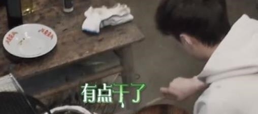 張藝興|搬樹苗也要找人幫黑衣大伯出現在李誕身后,網友真當觀眾們瞎